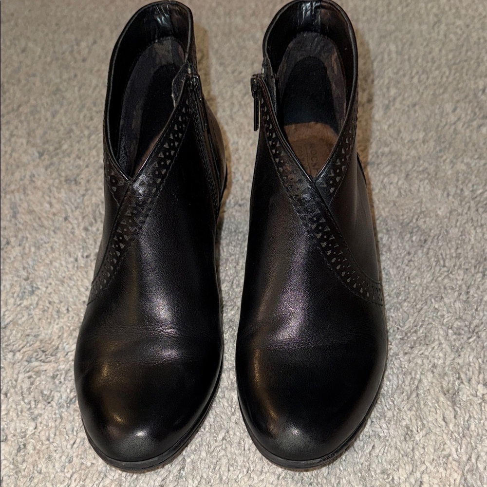 Rockport Roshel 2 1/2” ankle boot black leather, cozy, western, business casual